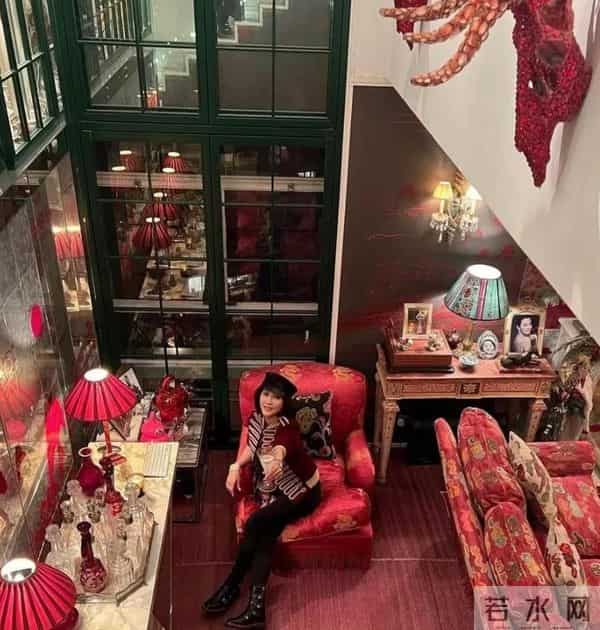 刘嘉玲当奶奶的年纪了，怎么总是穿这种风格衣服，真的有点辣眼睛