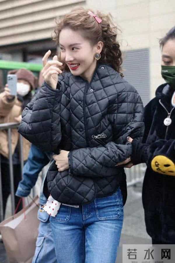 金晨又带火了秋冬新穿搭:羽绒服+牛仔裤+羊毛卷发型,高级又洋气