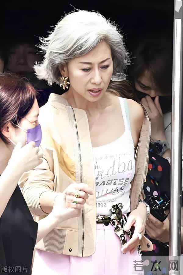 64岁叶蒨文在广东佛山逛街,没有医美痕迹,但白发苍苍太显老