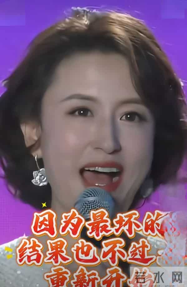 张蕾谈人生感悟，亮裙短发气质优雅美得好高级