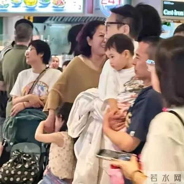 郭碧婷一家游新加坡，向佐穿得比老婆还嫩，好像儿子看妈妈的感觉