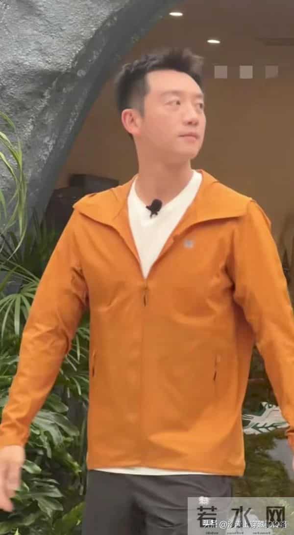 郑恺现身成都 本人不高脚好短 瘦瘦的还是蛮帅的 身材维持的也很好