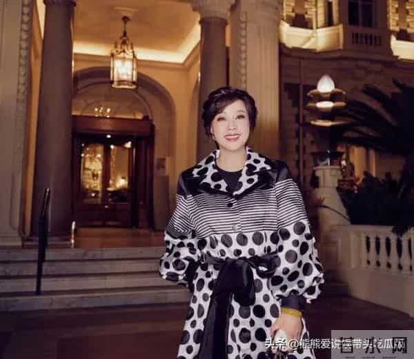 75岁刘晓庆越活越年轻！穿黑白波点大衣+运动鞋，时髦减龄又高级