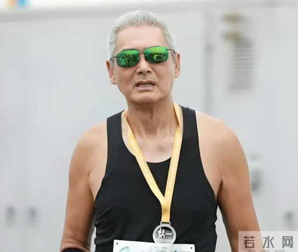 69岁周润发“逆生长”，白发染黑梦回《上海滩》，逆袭成冻龄男神