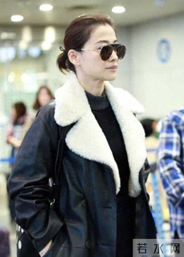 梅婷减肥成功后风格大变!穿黑色长皮衣+针织衫+短裤,时髦又高级