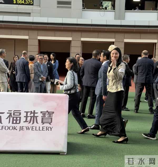网友香港沙田马场偶遇郭富城,一身西装帅气有型,状态年轻似小伙
