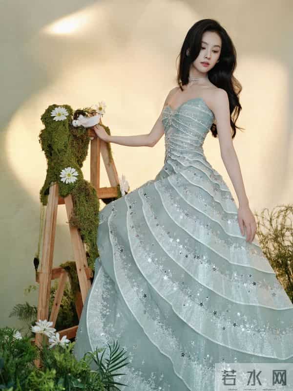 陈都灵性感抹胸裙写真，这也太美了