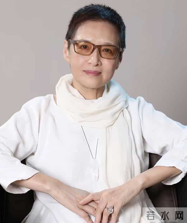 娱乐圈满族美女图鉴：每一位都貌美如花，谁最令你意想不到？