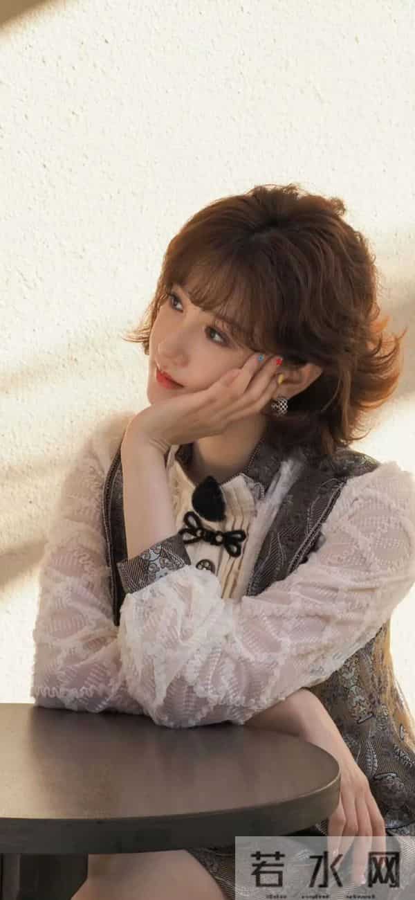 陈小纭|复古蕾丝裙配羊毛卷!这民国大小姐氛围感直接拉满