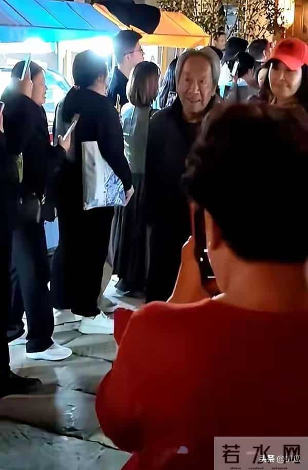 “老夫少妻”的残酷暴露无遗，王奎荣尽显老态，妻子依旧容颜娇美