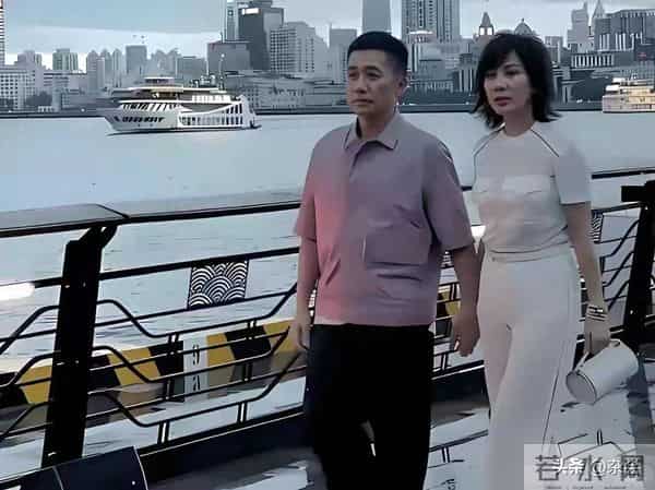 59岁刘嘉玲上海被网友偶遇,脸部圆润气色好,身材保持似三四十