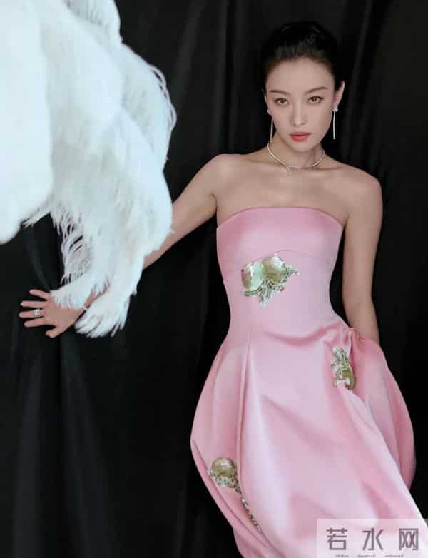 倪妮这身,完美诠释什么叫“用温柔的颜色,穿出最强的气场”!