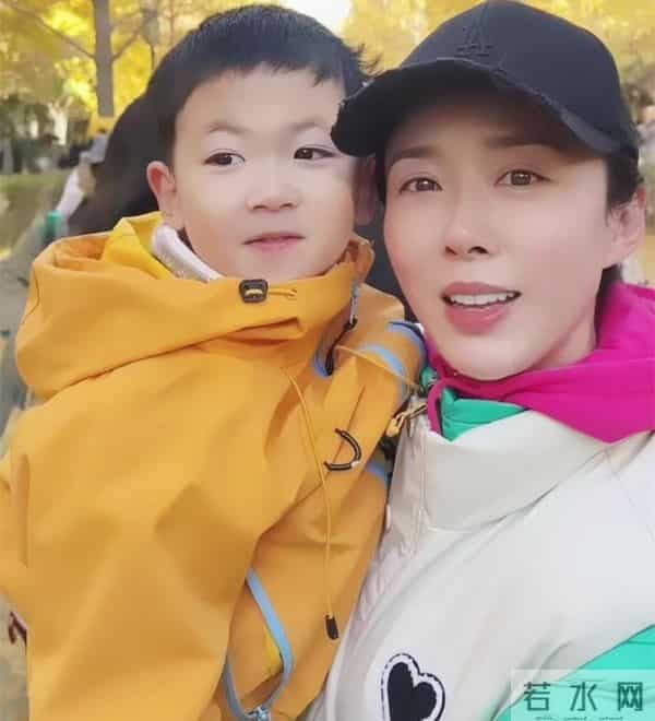 颜丹晨成电影红毯女王,红色泡泡裙惊艳全场,宋佳封后印小天蹭流