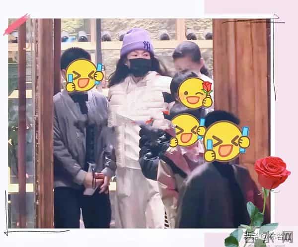 章子怡带儿女与友人吃烧烤、打游戏，儿子活泼可爱，醒醒身高抢镜