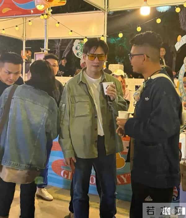 46岁严屹宽和朋友泉州逛街,打扮低调外表好年轻,脸蛋是真抗打啊