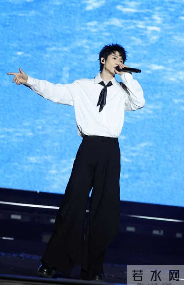 魏晨一家三口合体,妻子抱着儿子看他演唱会,小橙子个头长得真高