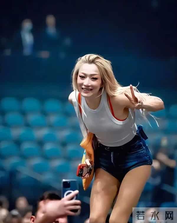 53岁郑秀文现身澳门，穿紧身背心身材火辣，生图近照像二十出头