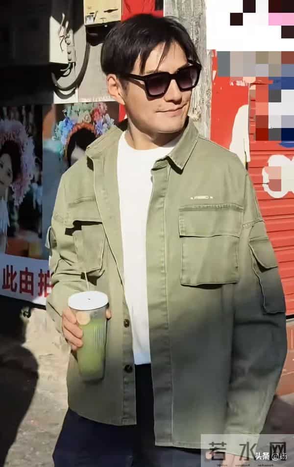 46岁严屹宽和朋友泉州逛街,打扮低调外表好年轻,脸蛋是真抗打啊