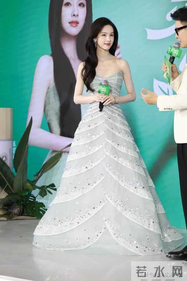 陈都灵出席活动,身穿抹胸礼服裙优雅清纯
