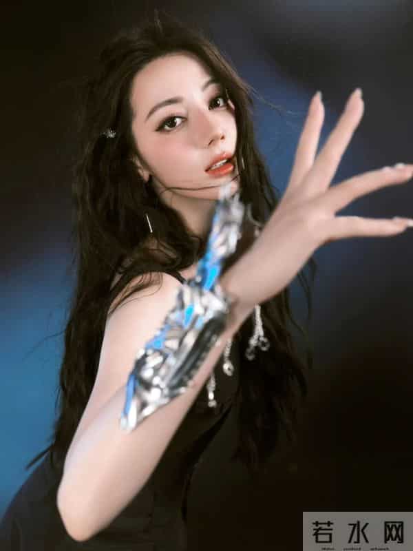 迪丽热巴｜黑裙甜酷风杀疯了！粉钻弓箭造型又美又飒