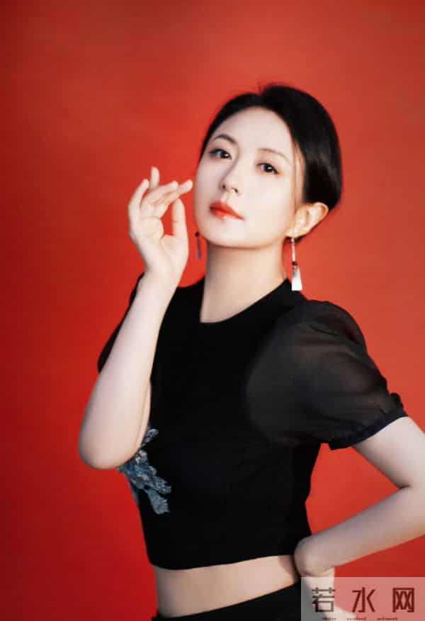 杨童舒黑裙配红底，扭腰的小姿态又媚又俏，酒窝一露甜得刚好不腻