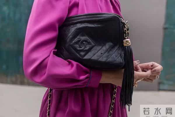 杨紫穿20年前的衣服出席活动，细心看还有污渍和虫洞…