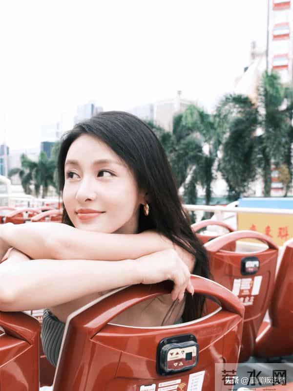 我的天,人间尤物贾青秋日吊带背心牛仔,是青春穿搭的模样