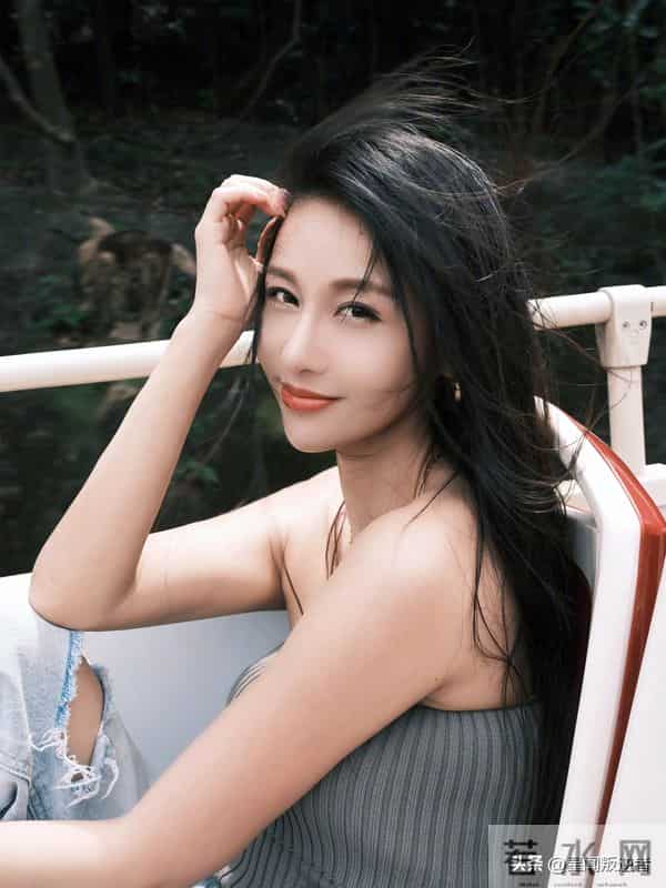 我的天,人间尤物贾青秋日吊带背心牛仔,是青春穿搭的模样