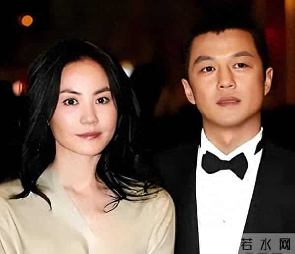 李亚鹏离婚三十天背4.5亿债王菲当年的担心成真女儿账号被围攻