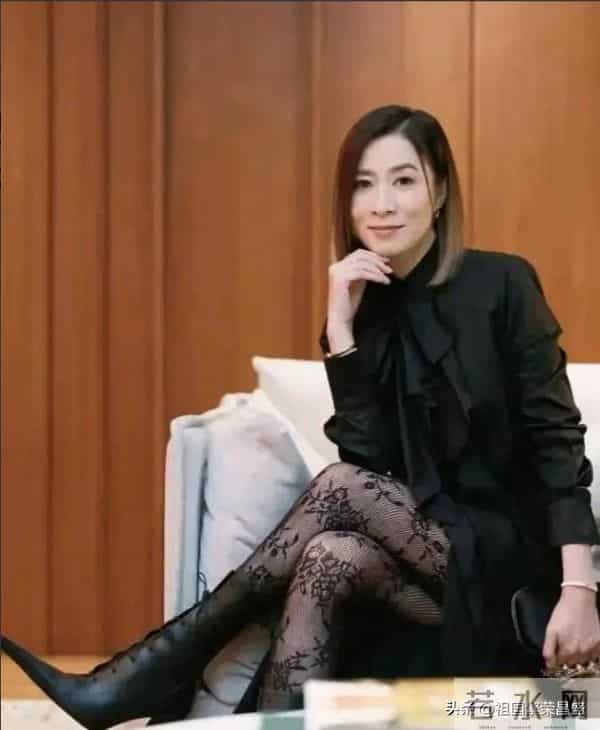 50岁佘诗曼，黑丝美腿写真