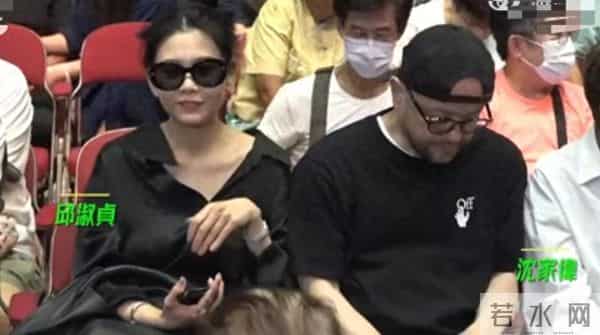 邱淑贞和沈家伟一起看演唱会,家伟一直躲镜头,快把头低到膝盖了