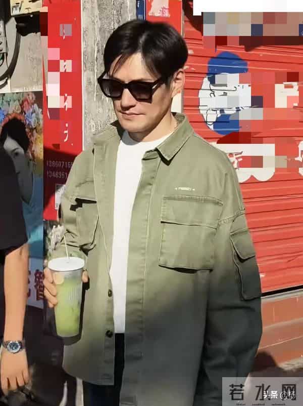 46岁严屹宽和朋友泉州逛街,打扮低调外表好年轻,脸蛋是真抗打啊