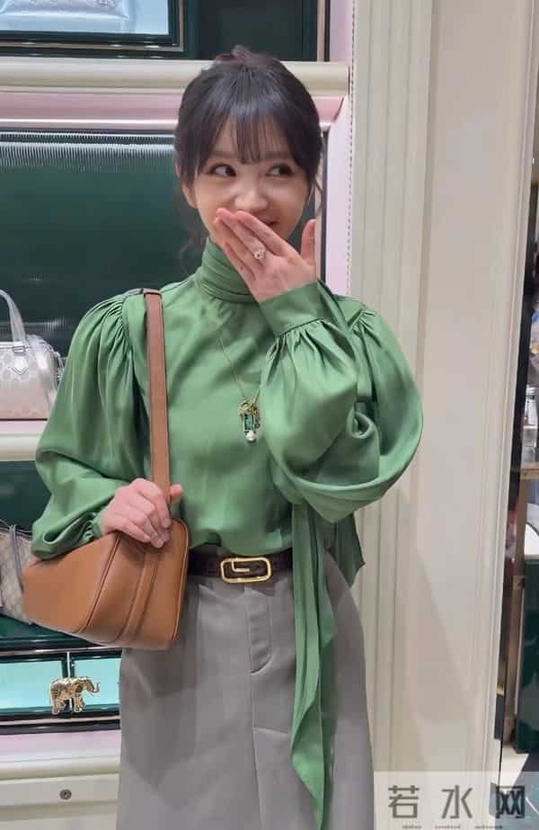 田曦薇现身上海恒隆,怼脸拍也好美,可盐可甜,捂嘴笑都那么漂亮