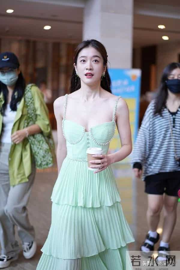 张雪迎 上班路透生图，大尺度吊带抹胸裙，光脚高跟