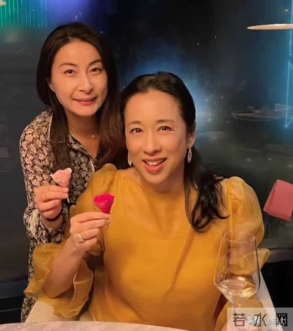 霍启仁雪山婚礼曝光，29岁新娘跟婆婆朱玲玲好像，主婚纱出人意料