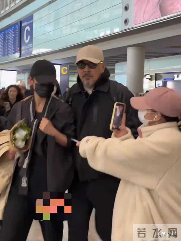 机场偶遇李建斌夫妇，胡子花白全程搂妻子肩，蒋勤勤身材窈窕依旧