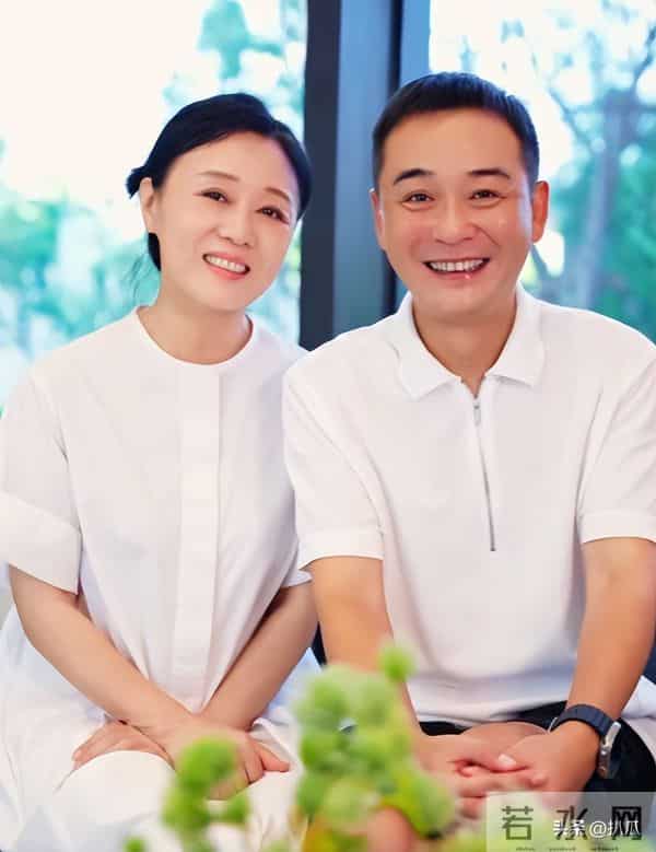 47岁嫁给32岁小演员，被骂“老牛吃嫩草”，时间却给了完美的答卷