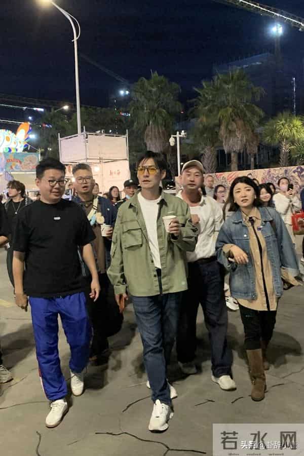 严屹宽现身泉州被偶遇,五官立体,实在太帅了 古装男神可不是吹的