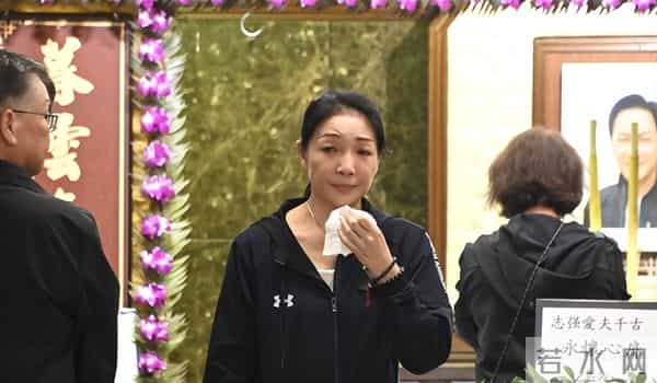 一路走好!香港资深艺人设灵遗孀哭成泪人,刚做完心脏支架手术