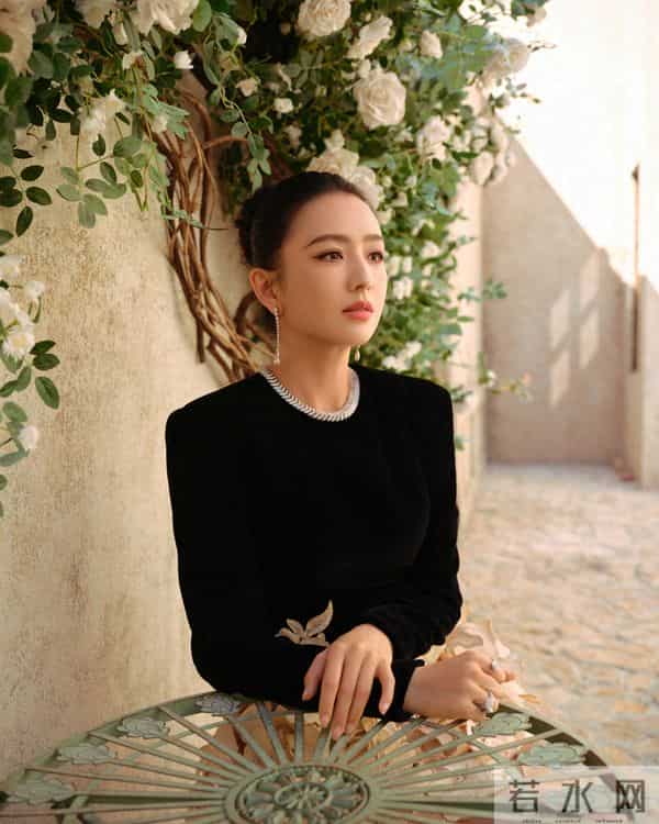 佟丽娅大长腿黑色尖头细高跟鞋