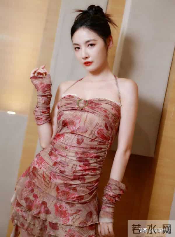 赵粤太适合穿吊带了吧 丰满的身材御姐范十足!