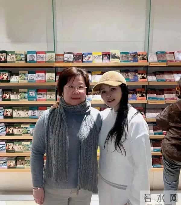 57岁伊能静在英国被偶遇,淡妆出镜,网友-我以为是旁边的老奶奶