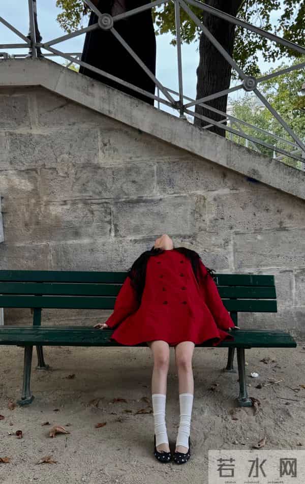 欧阳娜娜大红色风衣配小高跟,私下可爱贪玩美少女一枚!