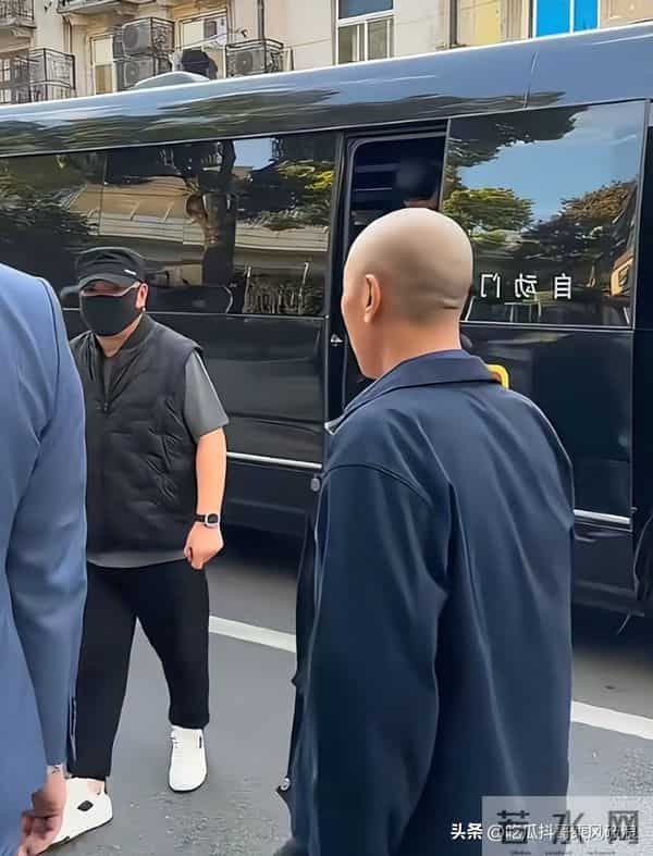 郭德纲王惠出行,司机停车停路中央,工作人员竟伸手拦过路自行车