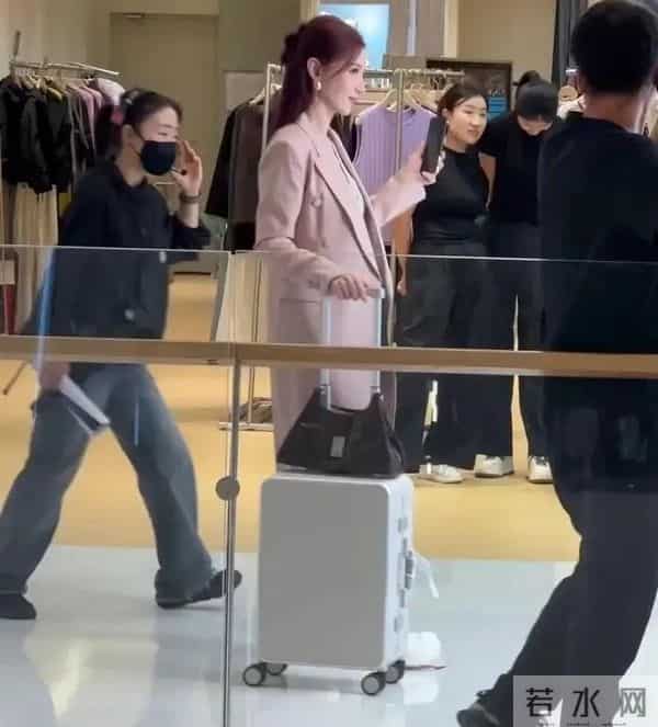 张萌在宁波被偶遇,她打扮知性,身材高挑,腰肢纤细,瓜子脸 真美