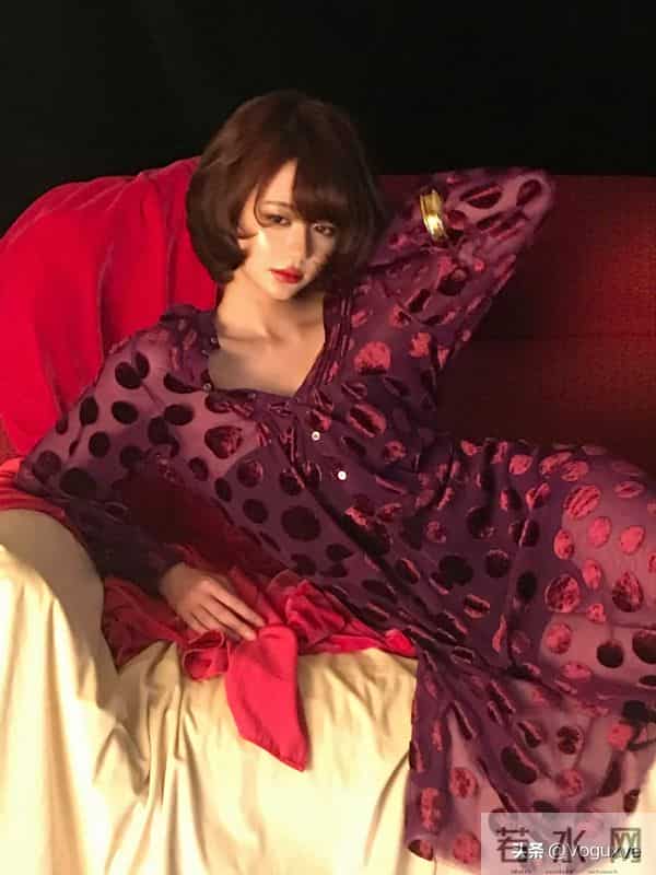 黄晓明新签的艺人眼睛很大