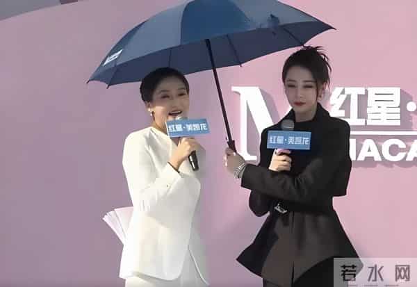 迪丽热巴现身南京!脖子前倾严重依旧在咳嗽,给主持人打伞好暖心
