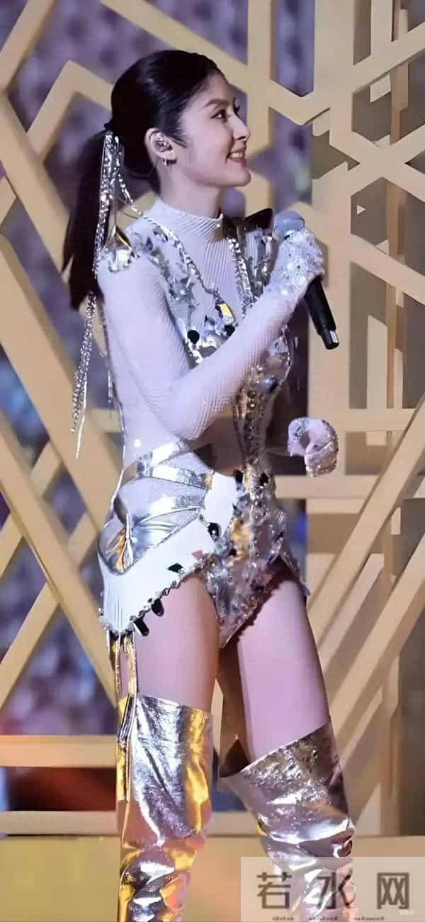 陈慧琳演唱会穿三角裤衩,五十多了合适吗?人老心不老