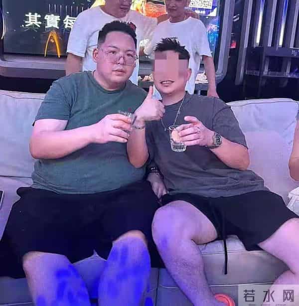 向佑彻底没救了！现身南昌酒吧，新交的女友又胖又颓，烟酒不离手