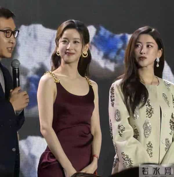 上海慈善晚宴妖艳四射的31岁章泽天，败给了全&39;裹&39;出镜的41岁朱珠